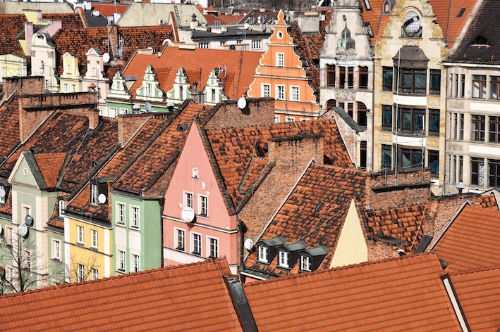 Foto che mostra delle casette a schiera situate nel centro della città di Breslavia