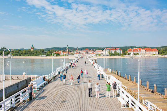 Le persone camminano sul Molo di Sopot durante il giorno