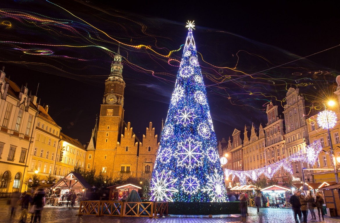 Foto di un albero realizzato con delle luci illuminate nella piazza centrale di Breslavia