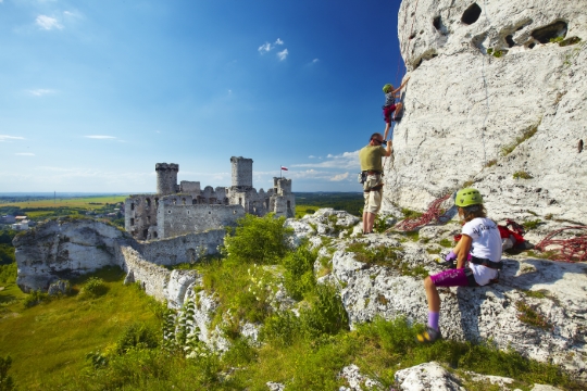 Persone che si arrampicano sulla roccia nei pressi del castello di Ogrodzieniec