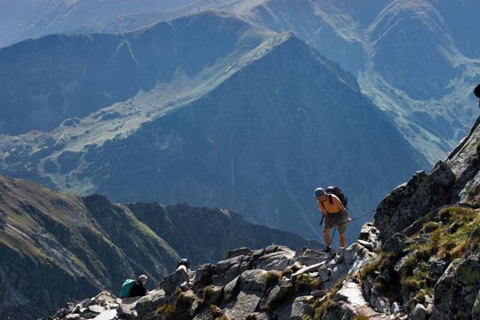 Persone che seguono un percorso sui monti Tatra