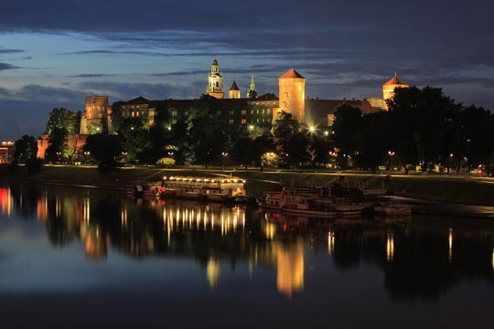 Castello Wawel che si specchia sul fiume di sera