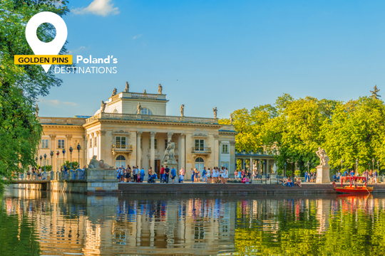 Foto del Parco Reale “Łazienki Królewskie” di Varsavia, in Polonia. In alto scritta "Golden Pins Poland's Destinations".