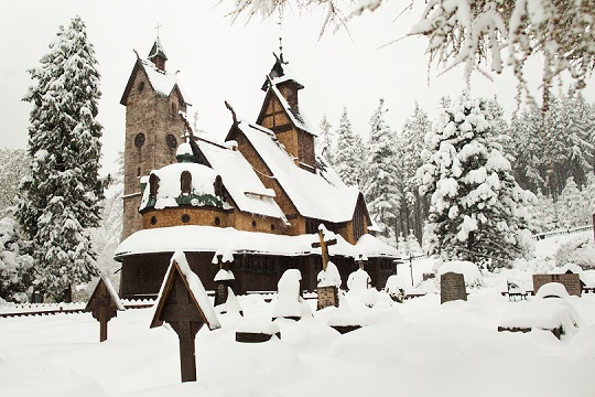 Tempio Wang a Karpacz (Bassa Slesia) ricoperto di neve