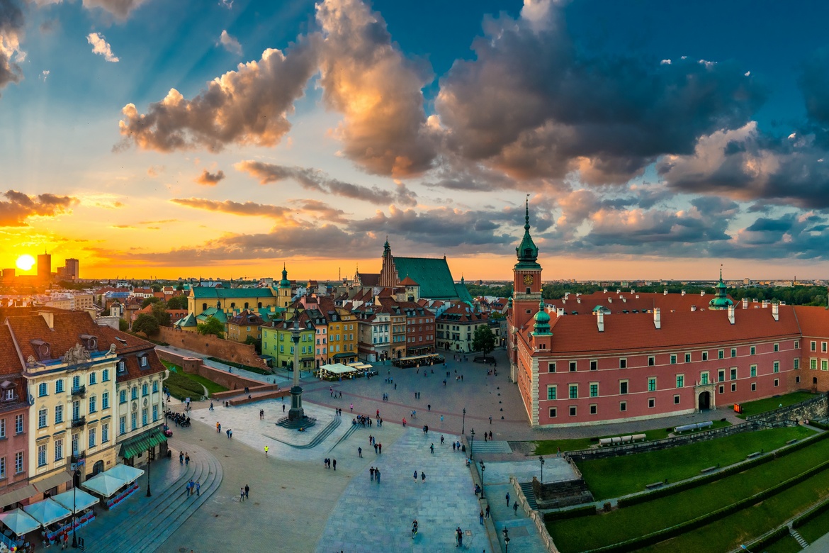 Pôr do sol sobre a cidade velha de Varsóvia