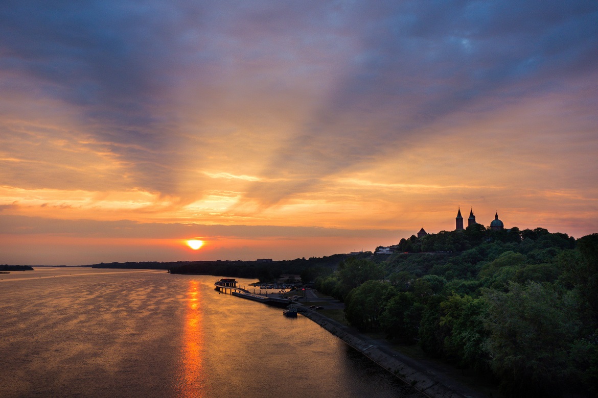 Pôr do sol sobre Plock e rio Vístula