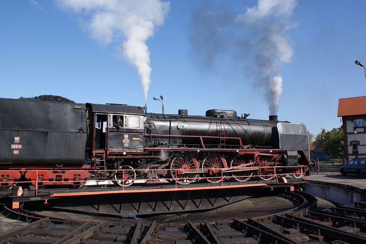 Locomotiva a vapor na estação de Wolsztyn