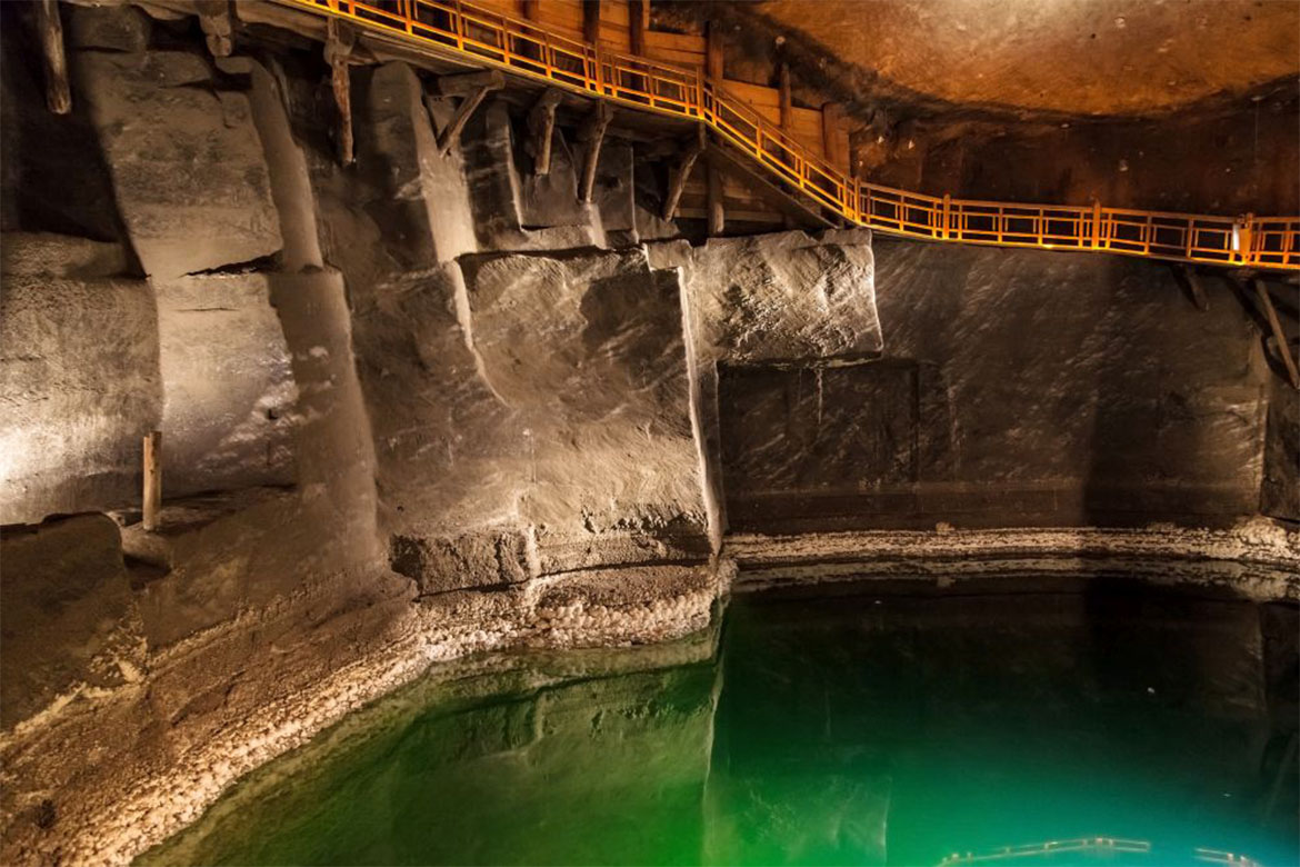 caverna em uma mina com um lago subterrâneo