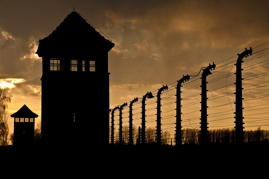 Torres de vigia e fios no antigo campo de concentração nazista Auschwitz-Birkenau
