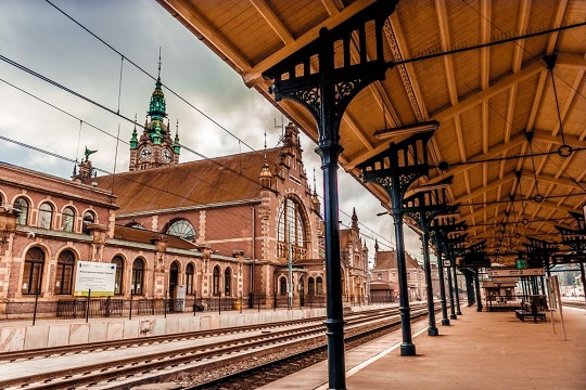 Vista da estação principal de comboios en Gdansk. Uma das plataformas e o edifício principal histórico