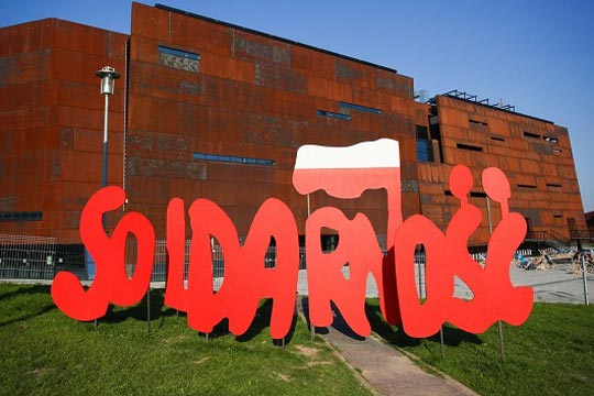 Fachada do Centro Europeu de Solidariedade com seu famoso logo em branco e vermelho