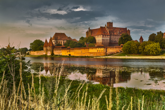 Vista geral do Castelo dos Cavaleiros Teutônicos en Malbork da margem do rio Nogat