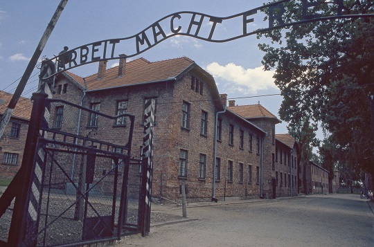 Porta de entrada para o antigo campo de concentração nazista de Auschwitz, com a famosa placa que diz "o trabalho o libertará"