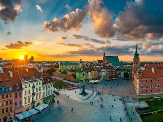 panorama da Praça do Castelo e da Cidade Velha de Varsóvia, vista aérea ao pôr do sol no verão
