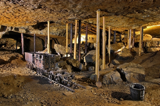 Antiga área de trabalho dentro da mina com exposição de algumas ferramentas