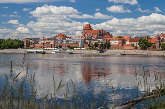 O panorama da cidade medieval de Torun, visto da margem oposta do rio Vístula