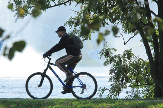 Un hombre circulando en su bicicleta a lo largo del lago Malta
