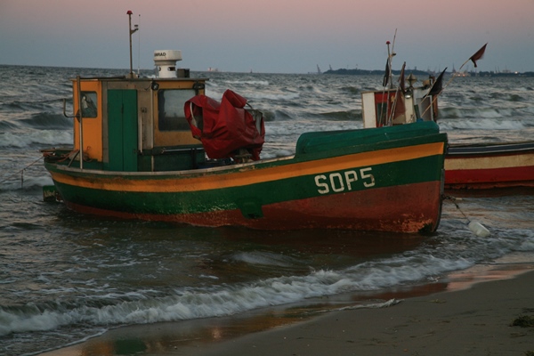 pequeño barco de pesca en la playa