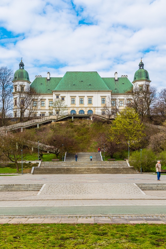 Fachada del castillo Ujazdowski al cual, desde un parque parcialmente visible en la foto, conduce una larga escalinata 533x800.jpg