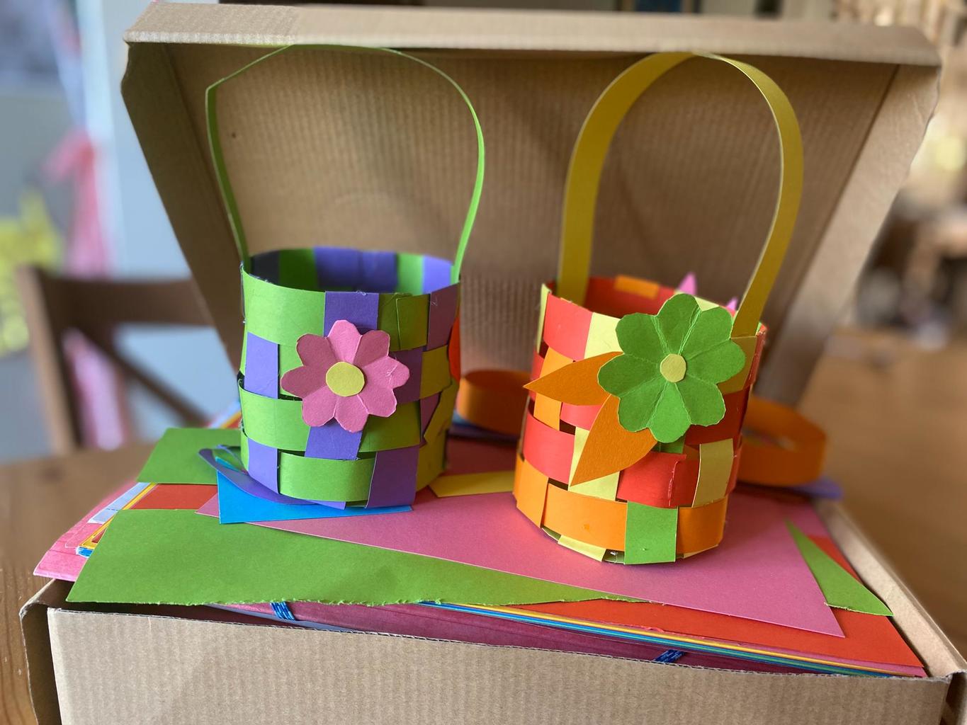 cestitas ya hechas, decoradas con flores, también de cartón de varios colores