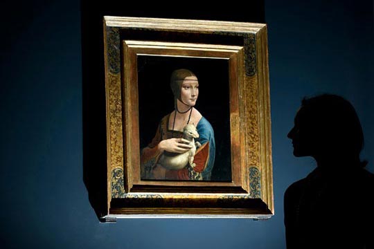 La sombre de una visitante admirando el retrato de la Dama con el armiño