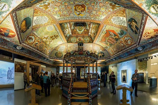Una de las salas del Museo Polin que recrea las tradicionales ornamentaciones de un templo judío