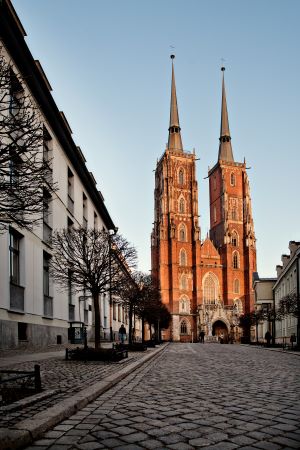 Una de las calles de la parte más antigua de Wroclaw, Ostrów Tumski, con la vista de la Catedral de estilo gótico y dos torres al fondo