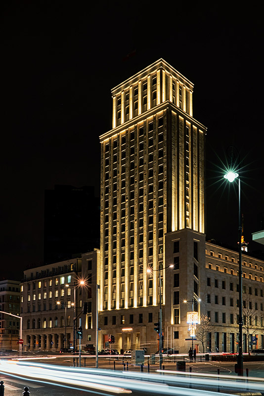Vista nocturna de un edificio de estilo post poderno, alto, actualmente Hotel Warszawa 