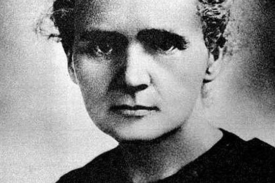 Fotografía en blanco y negro de Maria-Sklodowska-Curie aparentemente a su mediana edad