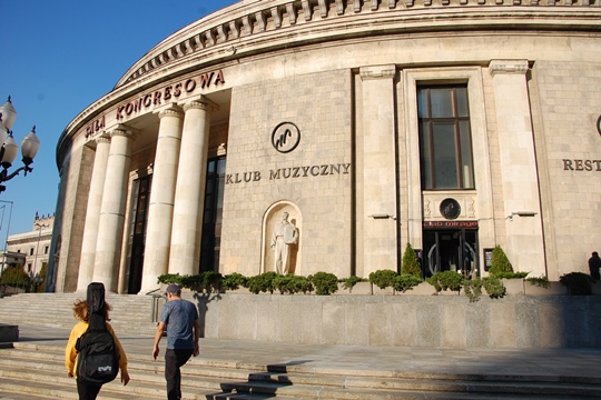 Entrada con columnas al centro de congresos del conjunto del Palacio de Cultura y Ciencia