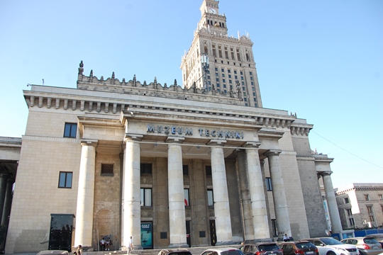 vista de la parte central del palacio y la fachada del Museo de la Técnica, parte integral del conjunto