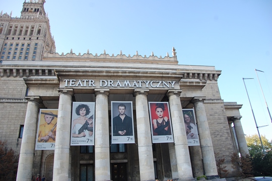 parte del palacio que alberga el teatro dramático, el espacio entre las columnas de la entrada cubierto con carteles de gran tamaño