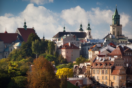 Panorama del casco antiguo de Lublin; varias torres y tejados sobresalen por encima de las copas de los árboles