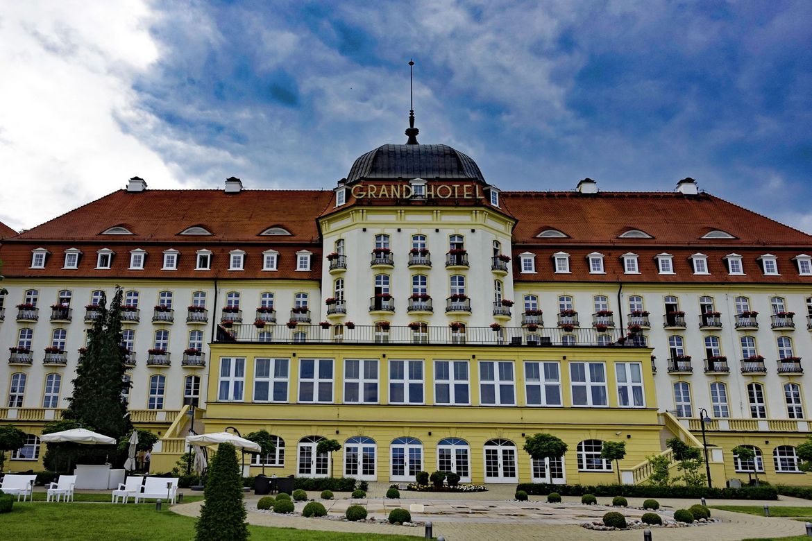 Fachada del hotel Grand, estilo Art Nouveau y jardín delante con zona de rélax