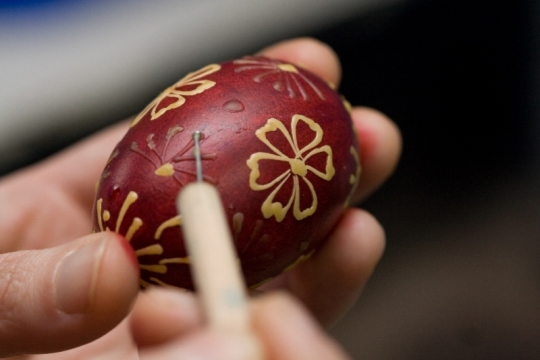 La tradición manda decorar huevos de Pascua