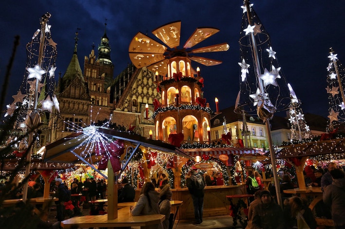 Foto della piazza principale di Breslavia e dei suoi mercatini natalizi