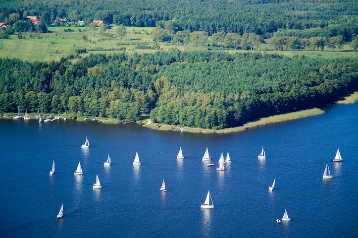 Foto scattata dall'alto di alcune barche a vela in un lago