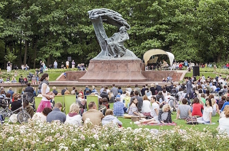 Foto realizzata durante un concerto presso il monumento di Chopin, nel parco Lazienki