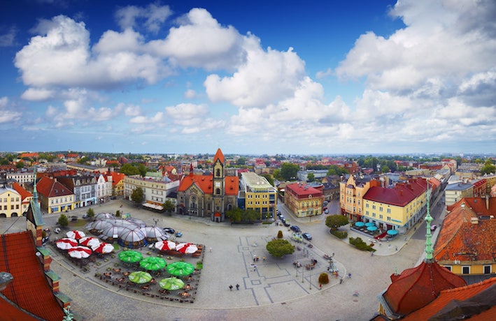 Foto realizzata dall'alto che mostra la piazza principale di Tarnowkie Gory