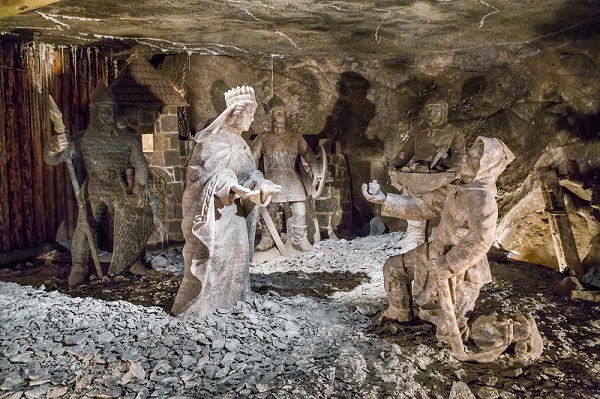 Foto di un presepe realizzato all'interno delle miniere di Wieliczka, in Polonia
