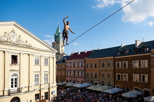 Foto realizzata durante il Carnevale di Lublino che mostra un acrobata