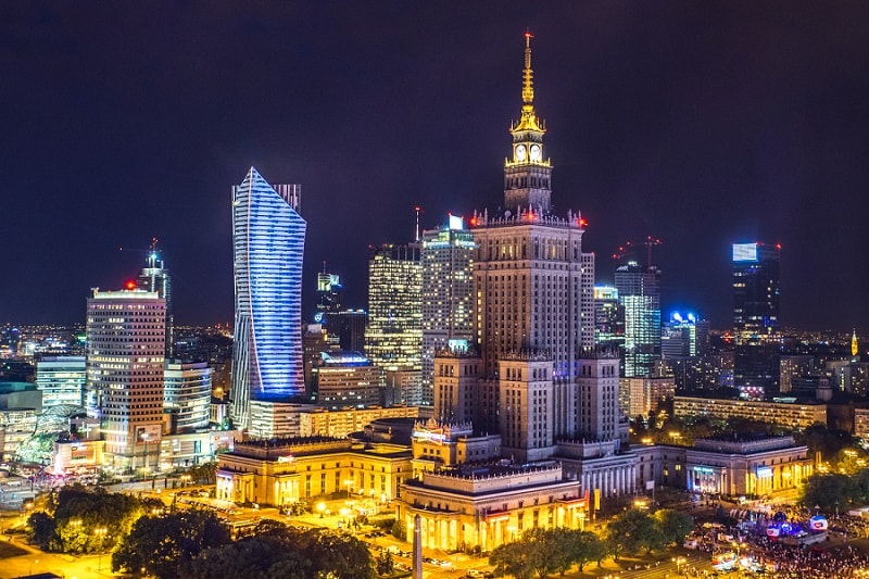 Foto notturna dei palazzi di Varsavia, in Polonia