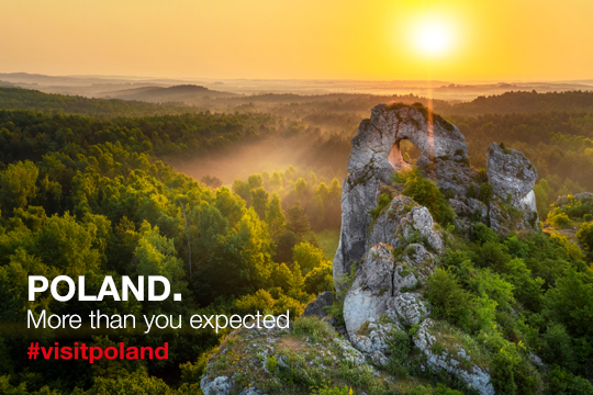 Immagine degli altopiani calcarei con tramonto, scritta "Poland. More than you expected"