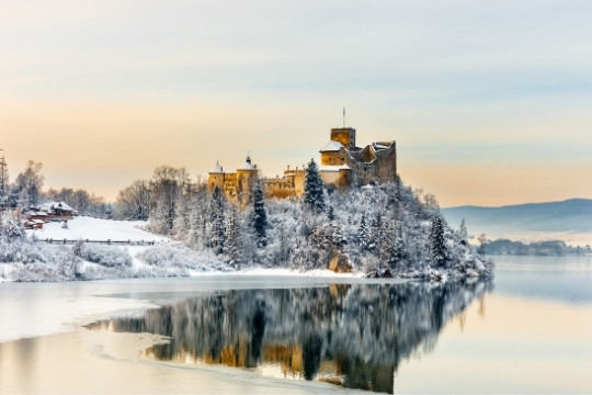 vista sul Castello di Niedzica in inverno