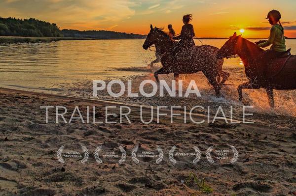 Due persone a cavallo sulla riva del mare. scritta Polonia. Trailer ufficiale