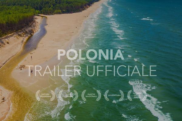 Vista dall'alto su mare e spiaggia. scritta Polonia. Trailer ufficiale