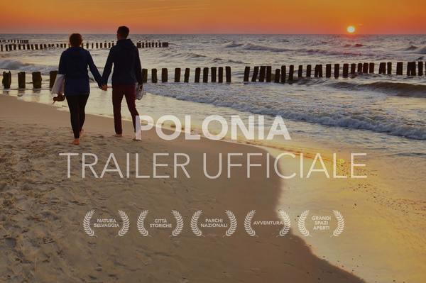 Due persone che si tengono per mano al tramonto sul mare. scritta Polonia. Trailer ufficiale
