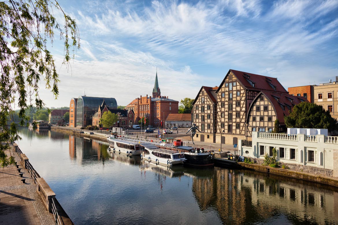 Foto delle casette tipiche di Bydgoszcz in riva al fiume