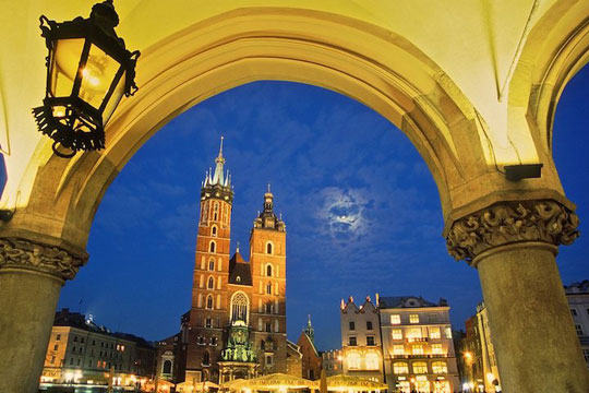 Vista notturna sulla Basiica di Cracovia