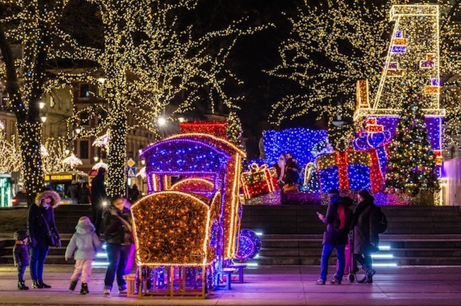 Immagine con le illuminazioni natalizie a Varsavia